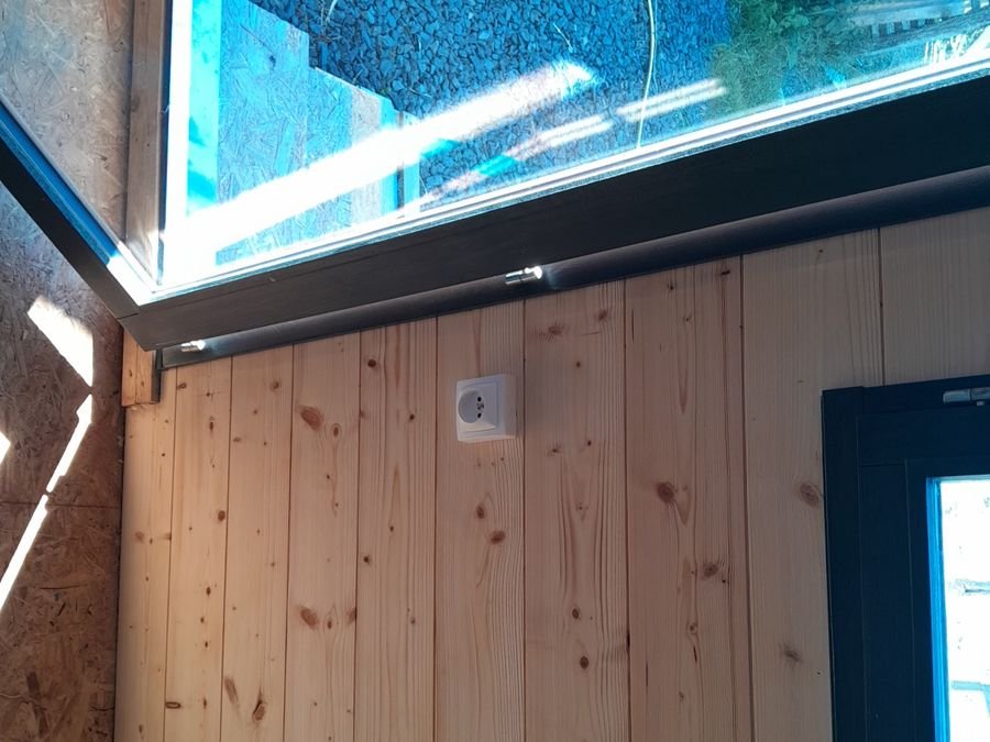 Rail d'éclairage et prise sur mur en lambris