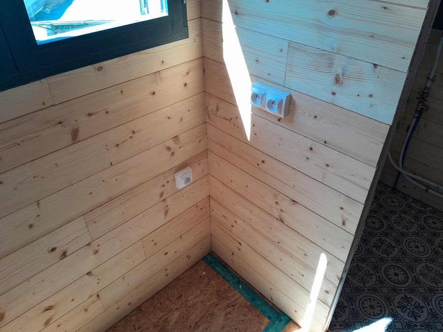 Prises posées sur lambris bois